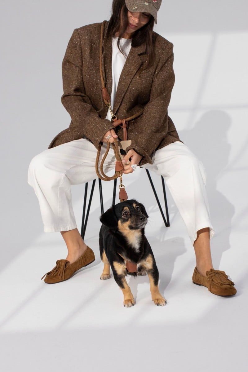 LOOP CROSSBODY LEASH IN CARAMEL BROWN