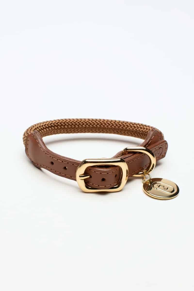 LOOP COLLAR IN CARAMEL BROWN