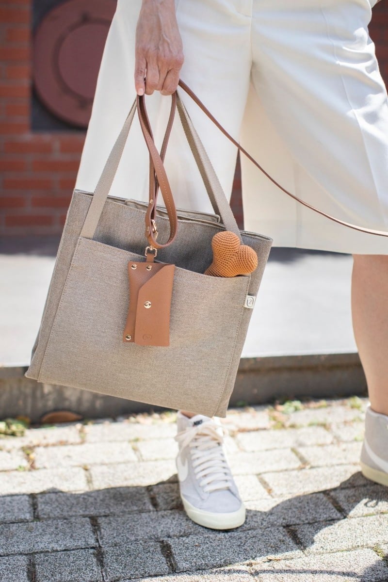 LEATHER LEASH IN CARAMEL BROWN