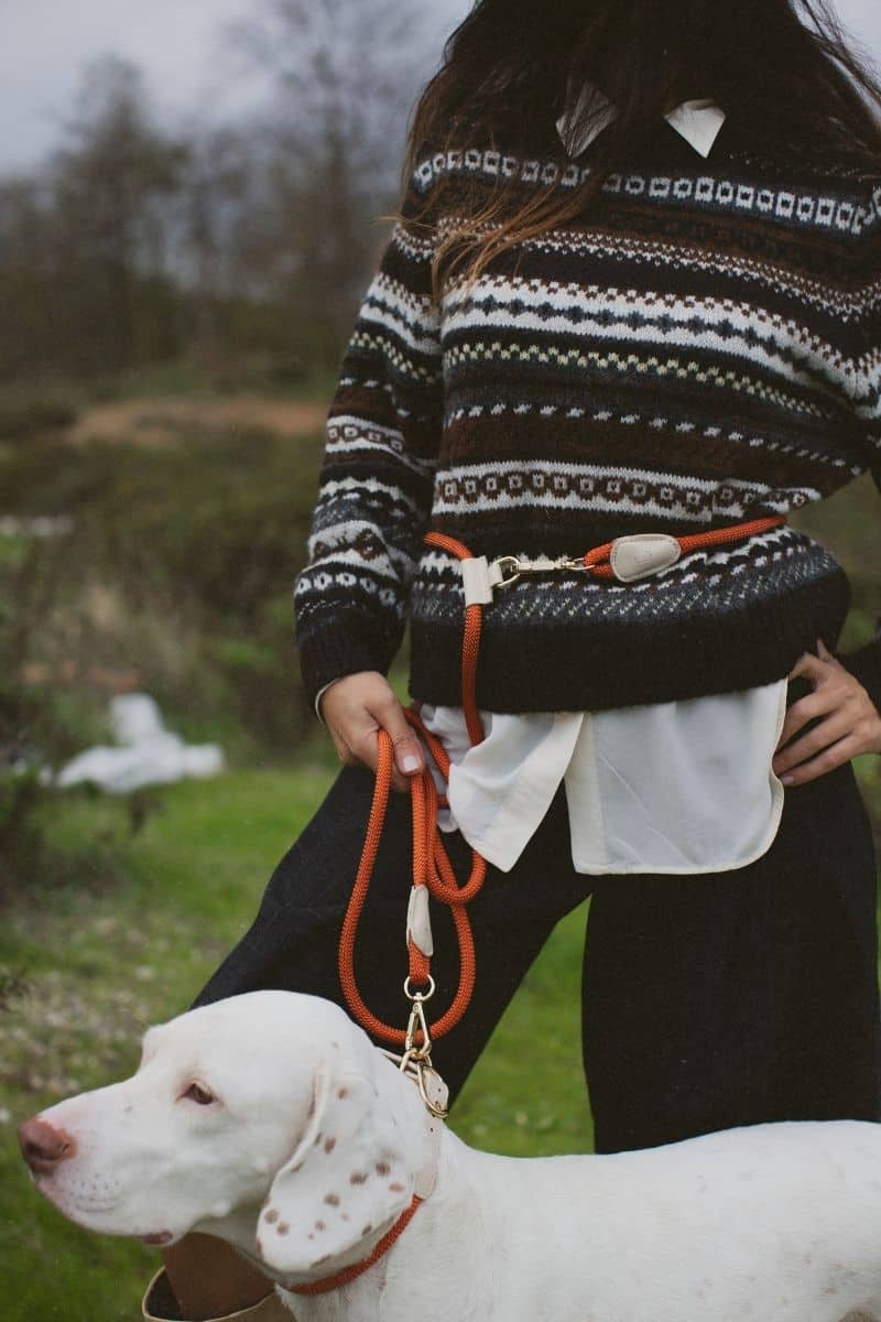 LOOP CROSSBODY LEASH IN RUSTY ORANGE